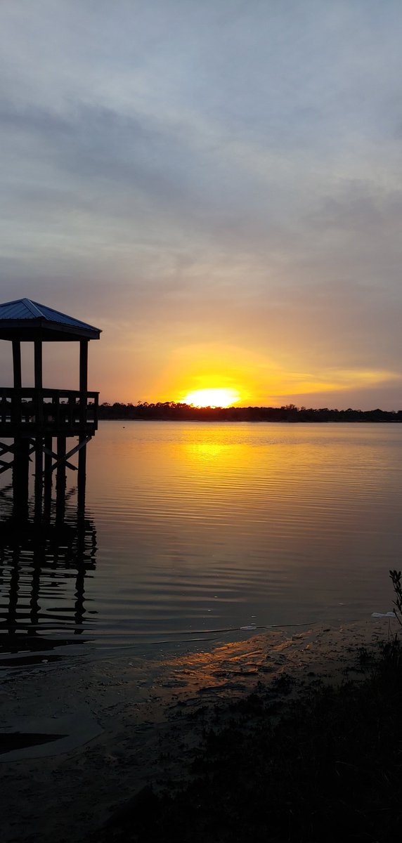JESSCAIN's tweet photo. Florida sun sets 💙💛🧡 https://t.co/u9UrYojkoF