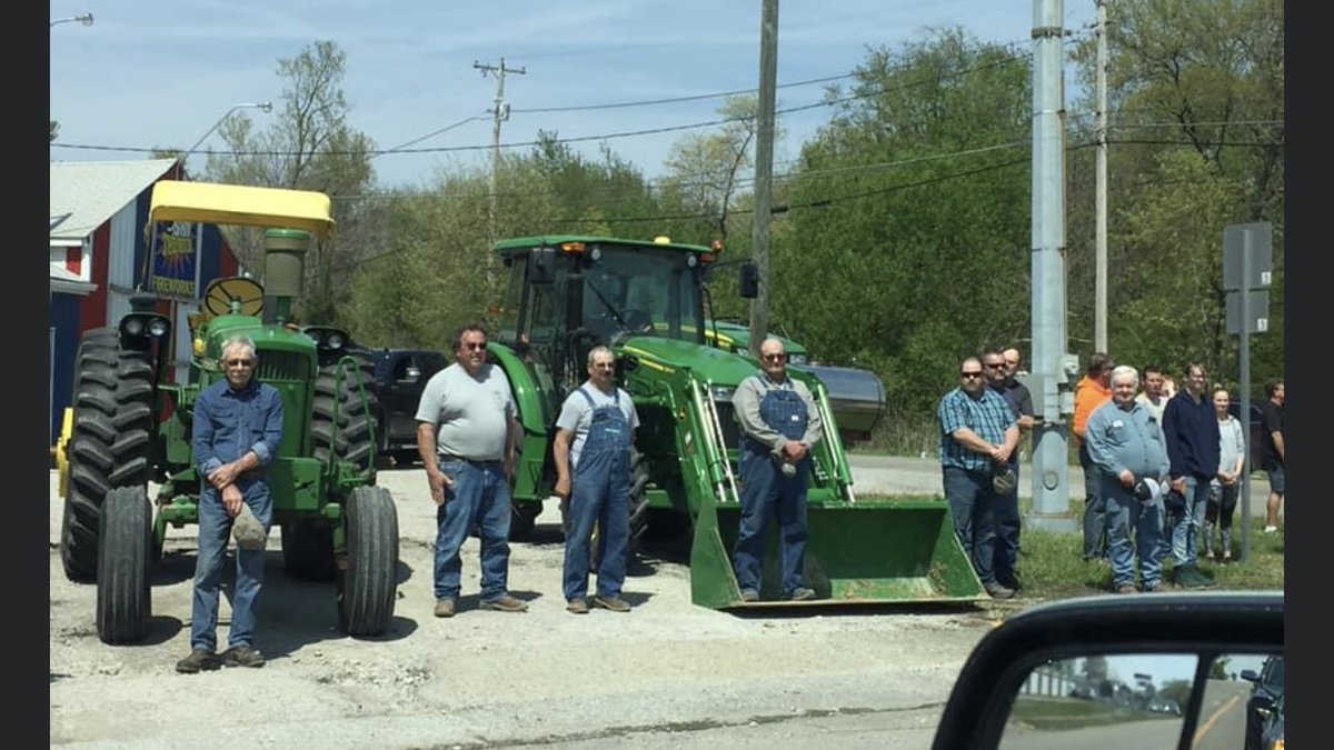 INDIANA_COOP's tweet photo. We laid to rest the third generation farmer of our family , my dad Wendell today. Thanks to all the neighbors that took time to bring their equipment and standing in honor of Dad #AgFriends #PurdueAlumni #MilitaryhonorsSalute https://t.co/D9ZPiLfIBM