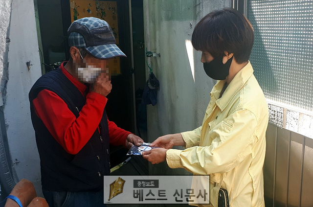 [울산중구 : 장세극 기자] 사랑담은 수제 면 마스크 끼고 코로나19 막자    중구, 6주간 만든 재능나눔 수제 면 마스크 2만7,000장 배부    지역 내 70세 이상 노인, 재가방문 생활지원사, 시설 종사자 등에 1매씩 전달    울산 중구가 코로나19의 확산을 방지하고,… usg.bestdaily.co.kr/bbs/board.php?…