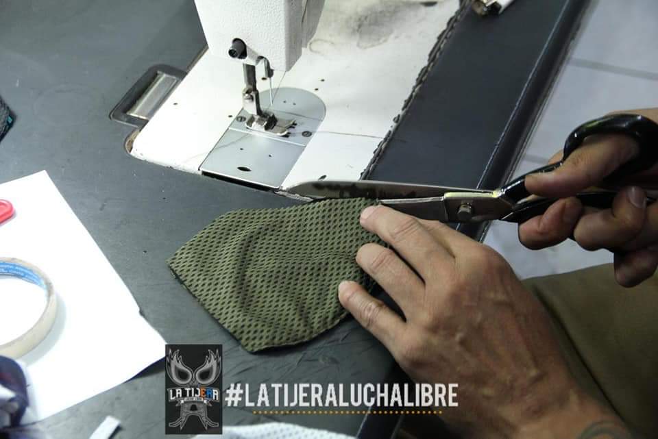 LaTijeraLucha's tweet photo. Produciendo magia q se transforma en cubre bocas, botas y equipos de lucha libre por el único panameño con corazón tricolor #EspacioVenenoso con el ingenio y esencia del #GuapoSiniestro realiza un sin fin de artículos,al lado de uno de sus continuadores,el buen #Rafis.
#latijera https://t.co/SS6WdIQkOt