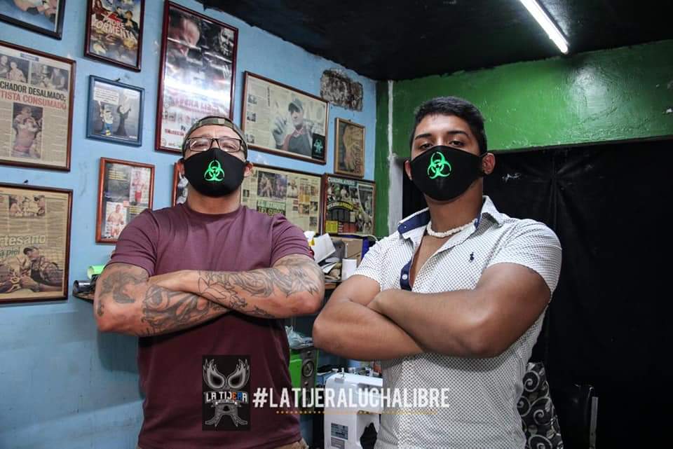 LaTijeraLucha's tweet photo. Produciendo magia q se transforma en cubre bocas, botas y equipos de lucha libre por el único panameño con corazón tricolor #EspacioVenenoso con el ingenio y esencia del #GuapoSiniestro realiza un sin fin de artículos,al lado de uno de sus continuadores,el buen #Rafis.
#latijera https://t.co/SS6WdIQkOt