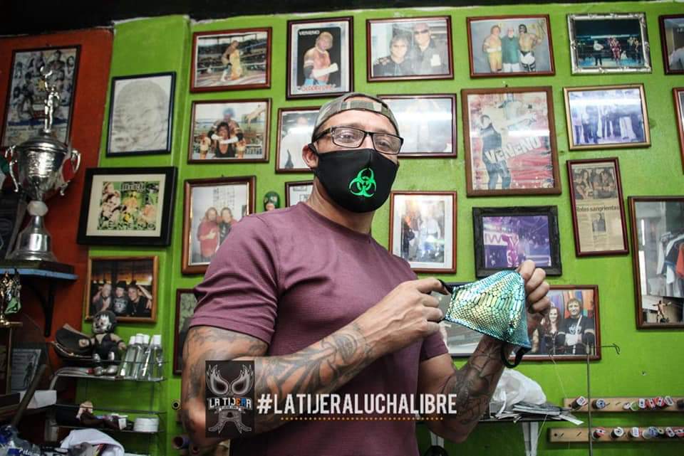 LaTijeraLucha's tweet photo. Produciendo magia q se transforma en cubre bocas, botas y equipos de lucha libre por el único panameño con corazón tricolor #EspacioVenenoso con el ingenio y esencia del #GuapoSiniestro realiza un sin fin de artículos,al lado de uno de sus continuadores,el buen #Rafis.
#latijera https://t.co/SS6WdIQkOt