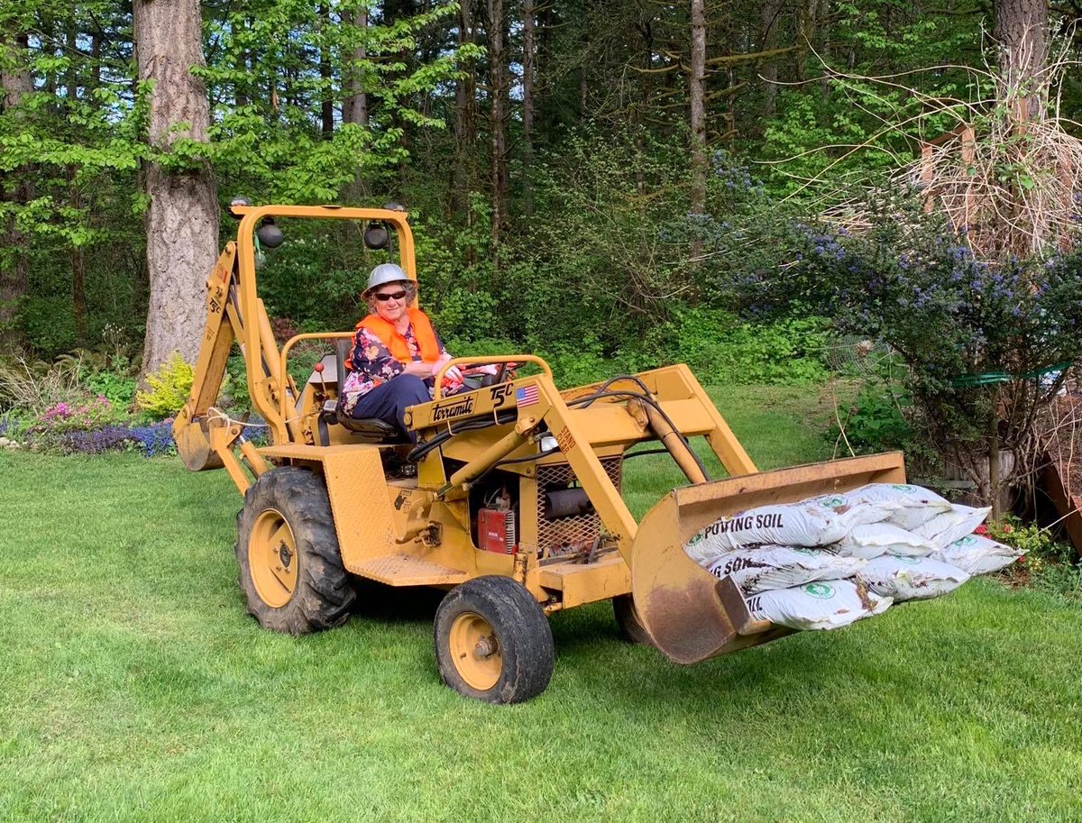 EastCountyRun's tweet photo. March 59th. 98-year-old Helen’s momma didn’t raise no fools, &amp; neither did Helen. Helen isn’t gonna risk injuring herself showing off her muscles. Helen uses tools to get the job done, safely &amp; easily. If only the dog would stay out of the way 🙄. Helen is a SURVIVOR #belikeHelen https://t.co/negSxJOExM