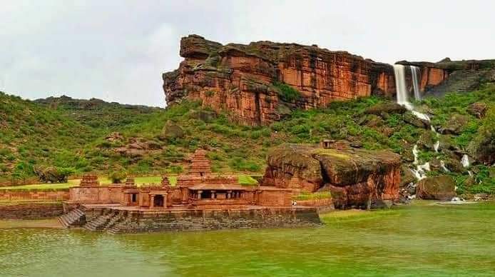 -The rule of the Chalukyas marks an important milestone in the history of golden age Karnataka. - A southern India-based kingdom took control & consolidated the entire region, Kaveri to Narmada  rivers. -The  #Badami (Bagalkot) Fort cave  #temples with its ancient  #Sculptures