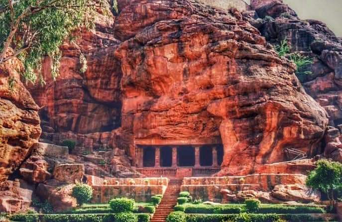 -The rule of the Chalukyas marks an important milestone in the history of golden age Karnataka. - A southern India-based kingdom took control & consolidated the entire region, Kaveri to Narmada  rivers. -The  #Badami (Bagalkot) Fort cave  #temples with its ancient  #Sculptures