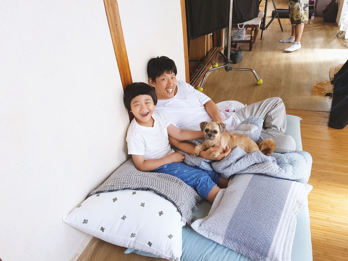 바닷마을의 맑은 공기와☀ 배우들의 청량한 미소 포착! 웃음꽃 활짝 핀 비하인드 현장! ⠀ 5월, 즐거운 보리네로 초대합니다! #나는보리 #5월21일대개...