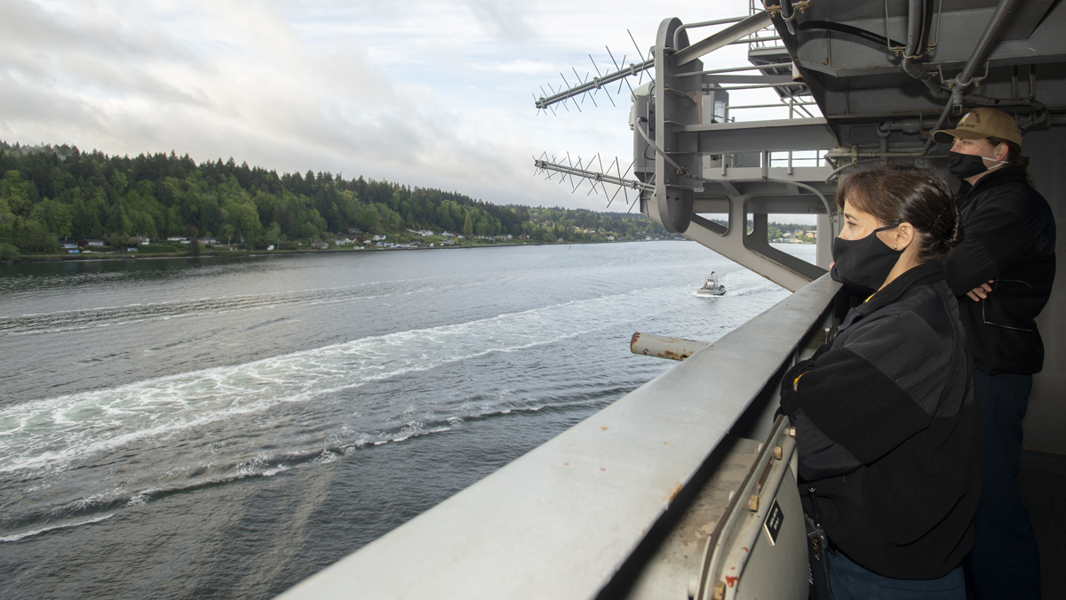 USPacificFleet's tweet photo. #USSNimitz transits Puget Sound yesterday while heading to sea for a composite training unit exercise (COMPTUEX) that will integrate the Nimitz Carrier Strike Group. #CVN68 #NavyReadiness https://t.co/8j1Pl71bWw