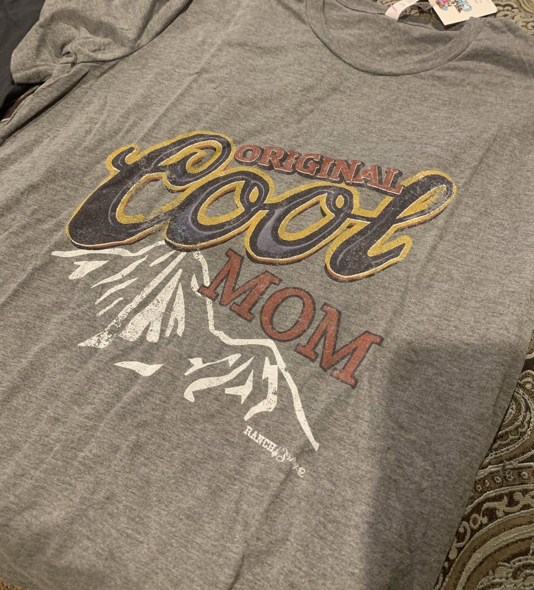 ShawnaWagley's tweet photo. If ever there was a shirt that was perfect for me, it’s this one. And it’s mine!!! The only beer worth drinking #coorsoriginal #yellowbellies #coolmomtoo @CoorsLight https://t.co/JtDP7EdFum