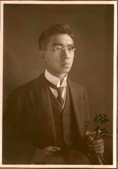 正規品 昭和天皇の写真です 雑貨 Revuemusicaleoicrm Org