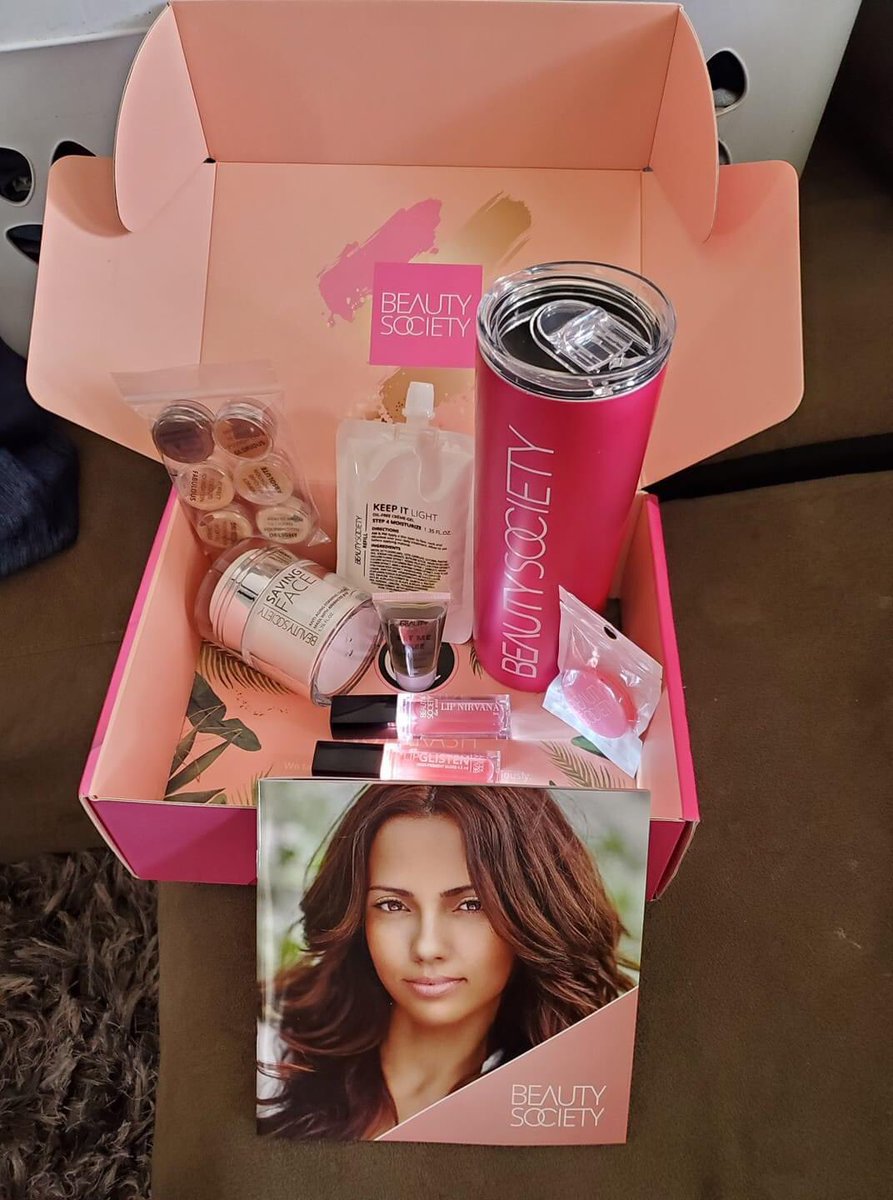 KimAppelt's tweet photo. I love my Beauty Box Subscription💖I get all these amazing full size products and it is always a surprise! It has helped lift my spirits with this Coronavirus 19! If interested you can comment so we can get you started on this awesome deal💖💖💖 https://t.co/LIlpTG2LOL
