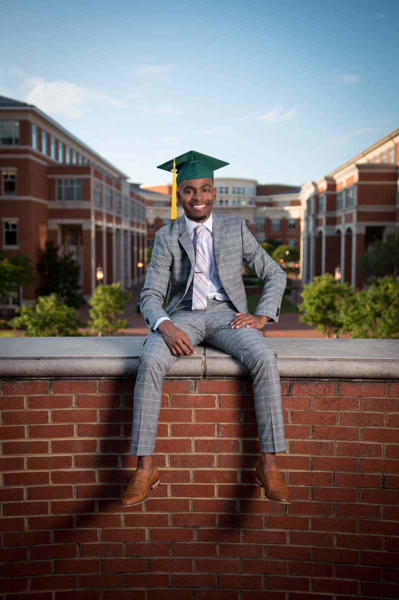 Gilded_Images's tweet photo. Don’t sleep on these grad photos! Book your shoot now #uncc20 https://t.co/tebuA3Xb2G