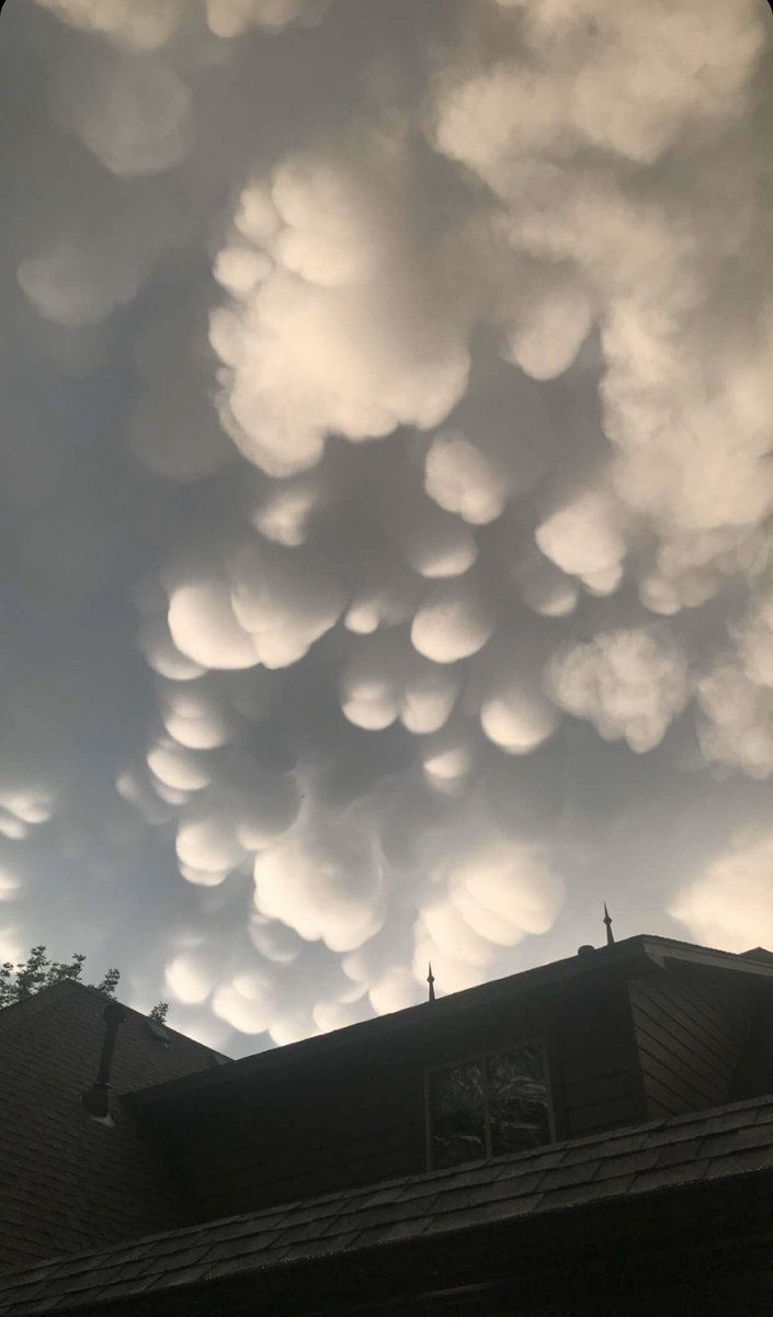 LatinWx's tweet photo. Mi nube favorita: la nube mastodóntica, conocido como la “mammatus” ☁️ #okwx https://t.co/NAc4hCu56F