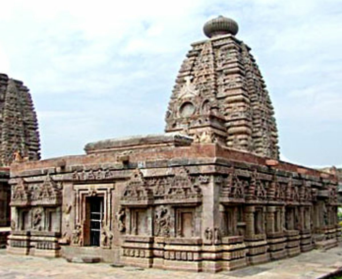 - Chalukyan king established temples at Places such as Aihole, Badami, and Pattadakal  #bagalkot Uttara Karnataka.- The monuments built in 6th & 8th centuries are examples of the best of  #Chalukya  #architecture  of that era!- The largest temple of Badami is Virupaksha Temple.