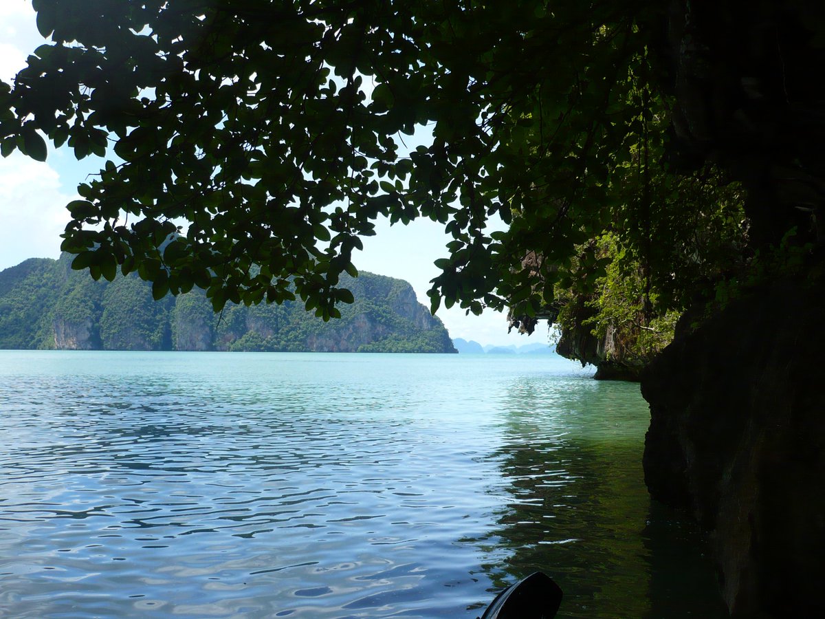 Dobboinaus's tweet photo. @katherinefeeney   almost drowning swimming back from the Pirates cave in Thailand in 2009 with @Nodwink and @AniitaEllen  #unfitted #lunch n #beer don't mix https://t.co/fDuAAExofB