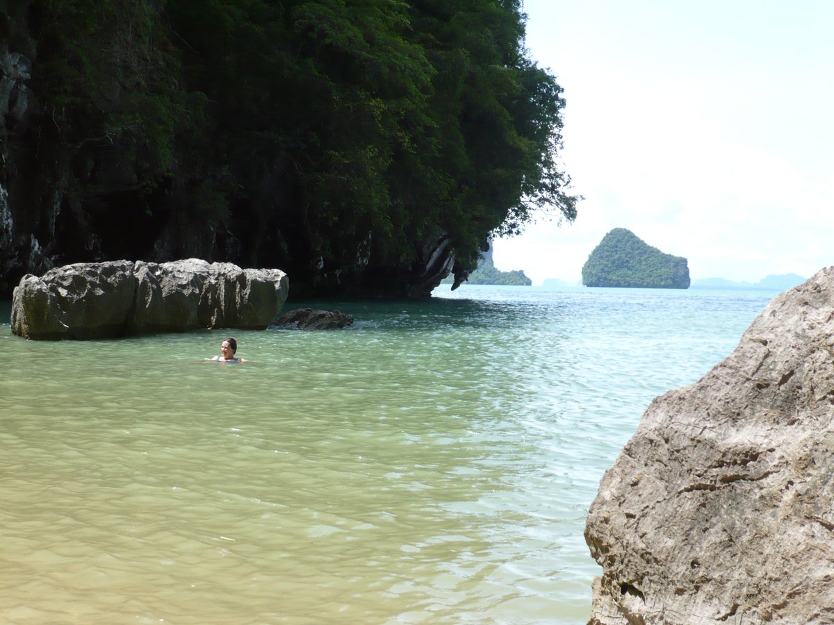 Dobboinaus's tweet photo. @katherinefeeney   almost drowning swimming back from the Pirates cave in Thailand in 2009 with @Nodwink and @AniitaEllen  #unfitted #lunch n #beer don't mix https://t.co/fDuAAExofB