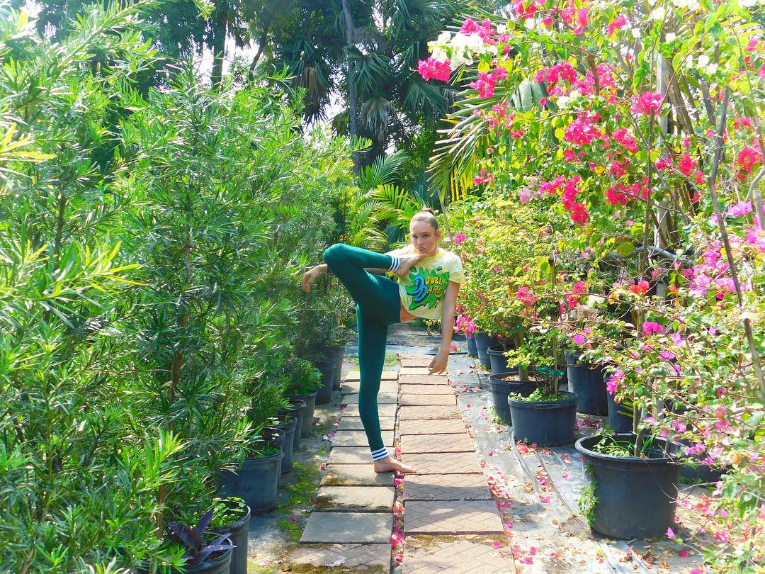 AnstettAmelie's tweet photo. Flexin’ into the weekend like... 🤸🏼♀️ Who has some fun plans? I know I do, #radixdance here I come!🎉 https://t.co/QsdEVfFo1M