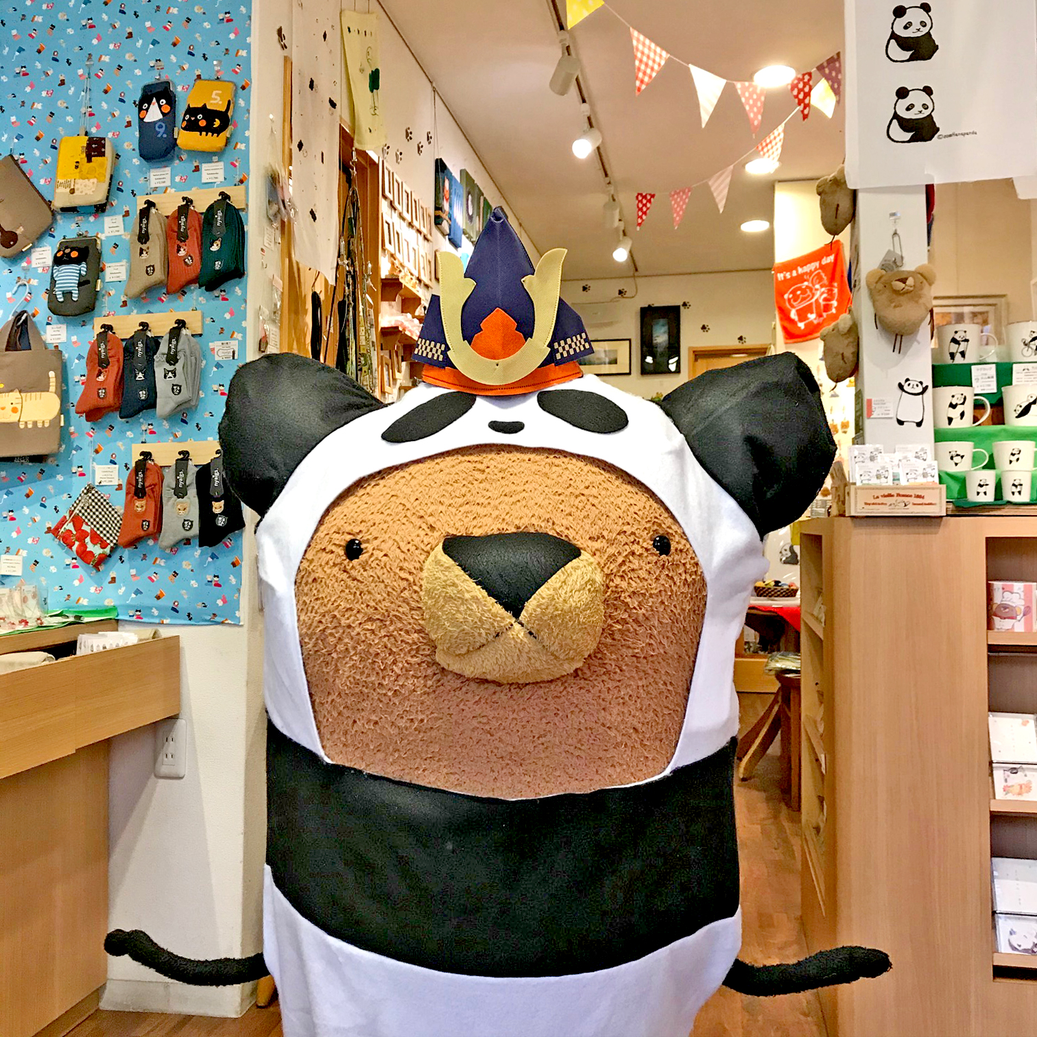 ギャラリー幹 本日は水曜日ですが お店オープンしております そしてお店のアイドル こぐまのパピィ ちゃんは この時期限定の パンダコスプレ でお出迎えしてくれてます 猫雑貨 パンダ雑貨 雑貨 雑貨屋 雑貨部 京都雑貨 京都雑貨屋 三条会
