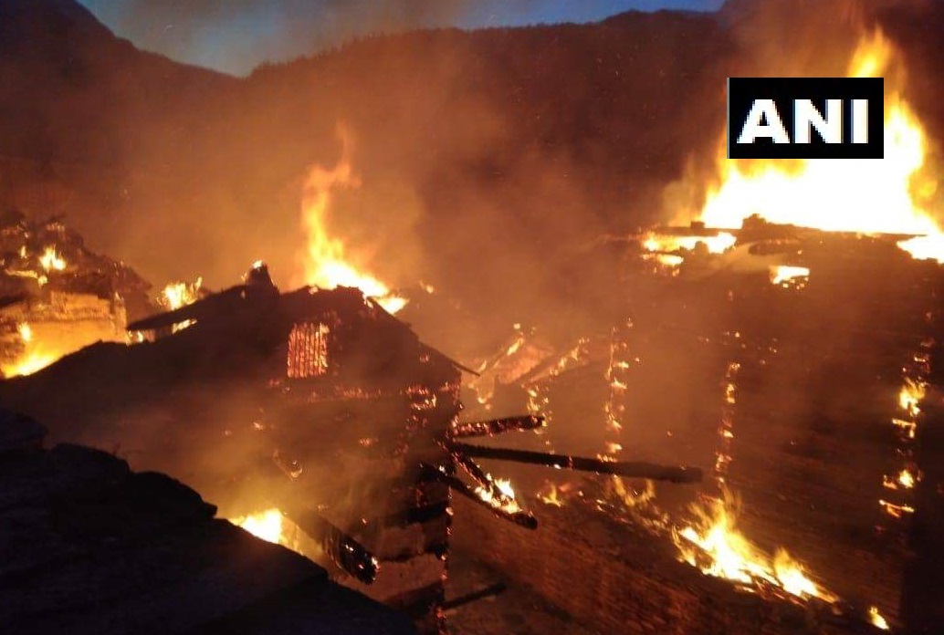 TOIChandigarh's tweet photo. Two injured, one missing, seven houses gutted in a fire that broke out at Shishtwari village in Shimla's Chirgaon area. The injured have been shifted to hospital. Firefighting operation under way: ANI quotes Amit Kashyap, Shimla deputy commissioner
#ShimlaFire https://t.co/ubFXRxPkeE