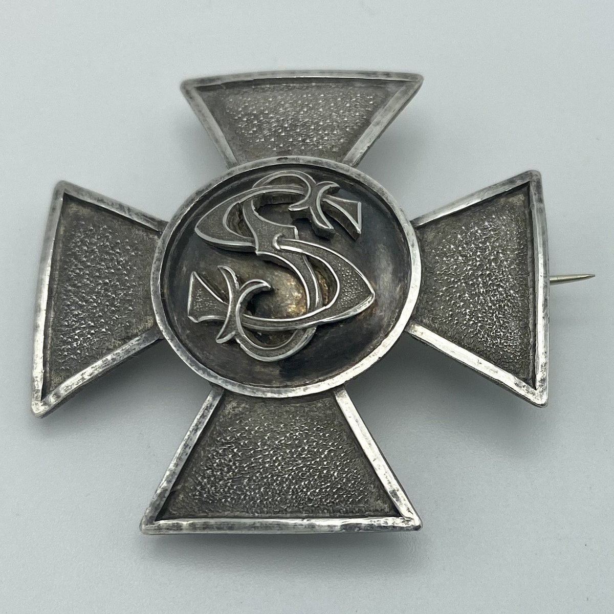 Sabbatsbergs sjukhus sjuksköterskeutbildning. Det öppnades 1879 med 340 vårdplatser, fördelade på tolv vårdavdelningar. 1884 installerades elektriskt ljus. År 1900 blev #Sabbatsberg det första #sjukhuset i #Stockholm som fick en röntgenanläggning. #brosch #sjuksköterska