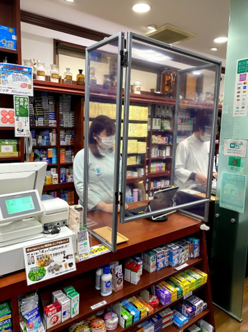 GuardUpAsia's tweet photo. #GuardUp creates a physical barrier between staff and customers in public and private workplaces and is already used around the world.  Here's photos of it being used in Sweden and Japan.  #Singapore #SGUnited #stayhomeSG #circuitbreaker #circuitbreakersg #protectionscreens https://t.co/LESgBKXAP4