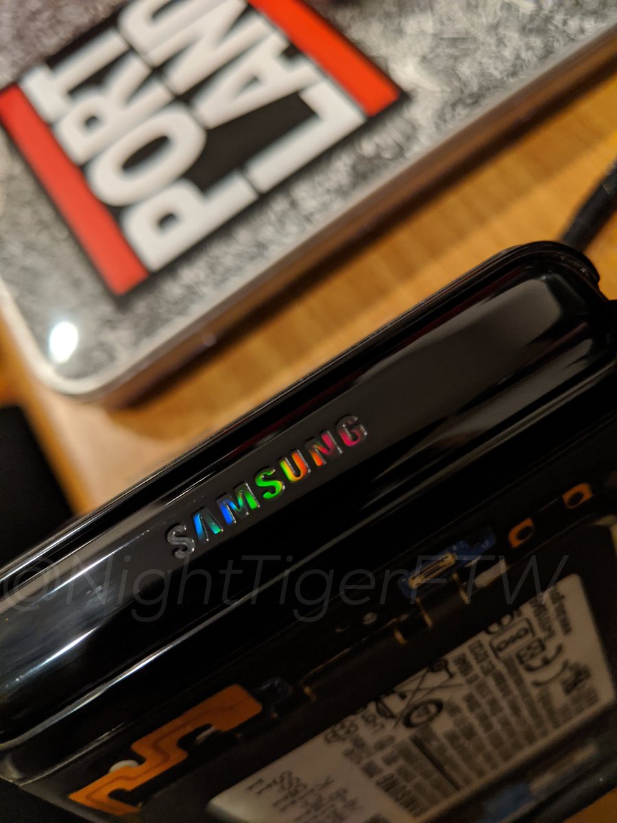 The "logo peeling" defect that was on the Galaxy Fold is now carried over to the Galaxy Z Flip. Completely missing the first S on the hinge's logo. Expected more from <a href="/SamsungMobileUS/">Samsung Mobile US</a>