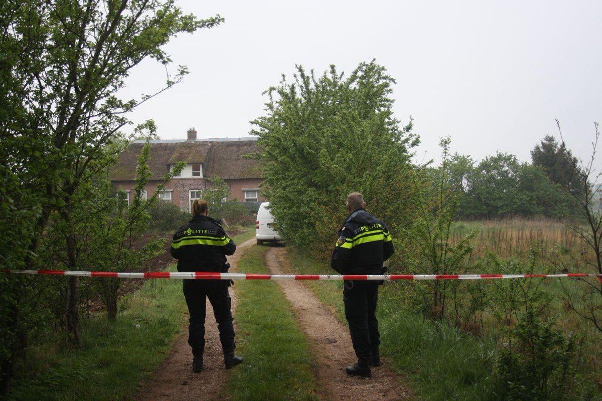 Woningoverval in Schalkhaar, politie doet onderzoek .