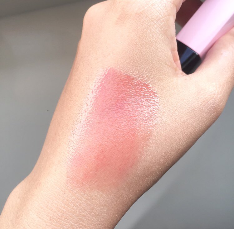 Babeppatt's tweet photo. กี้ดดดด ลิปทินท์รุ่นลิมิเต็ดของ Bobbi Brown แพ็คเกจสีชมพูสีน่ารักน่าสะสมมากอ่ะ เค้ามีขายใน Lazada นะทู้กกกคน 1,450฿ เราใช้สี Bare Raspberry สวอชแล้วสีสวยมาก เนื้อลิปนุ่มช่วยให้ปากอวบอิ่ม ดูสุขภาพดี เนียนนุ่มน่าจุ้บบ💄💋
#ExtraLipTint #HowtoPerfect #ไว้รีวิวห้ามขายของโว้ยย https://t.co/2oKbdGbXAj