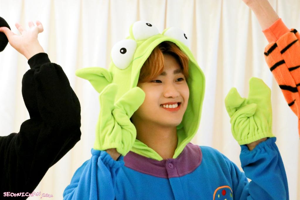 changjin_com's tweet photo. 2020.04.07
Happy Disney Day
창진
#HEARTV #하트뷔
#ソンビン
#ジュジュン
#イアン
#チャンジン
#ボーカル #グループ
#日本 #일본
#韓国 #한국
#新大久保 #신오쿠보
#disney #ディズニー
#showbox #쇼박스
#kpop #케이팝
#アイドル #아이돌
@heart__v https://t.co/ZXSIMM1s5q