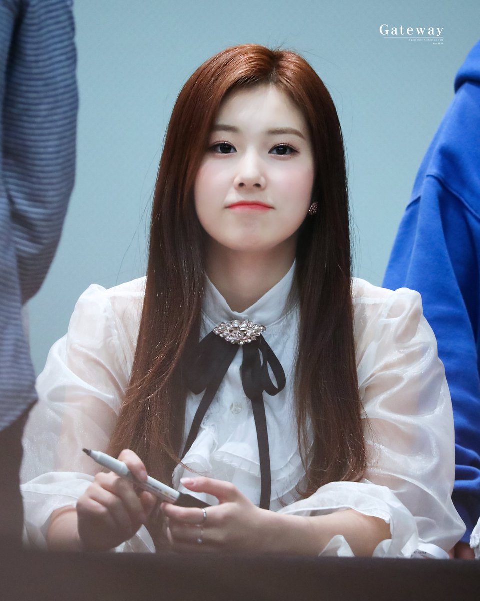 181111 팬사인회

입술 꾸욱~❤️
귀여운 혜원이🐹

#강혜원 #혜원 #hyewon #カンヘウォン
#아이즈원 #iz_one