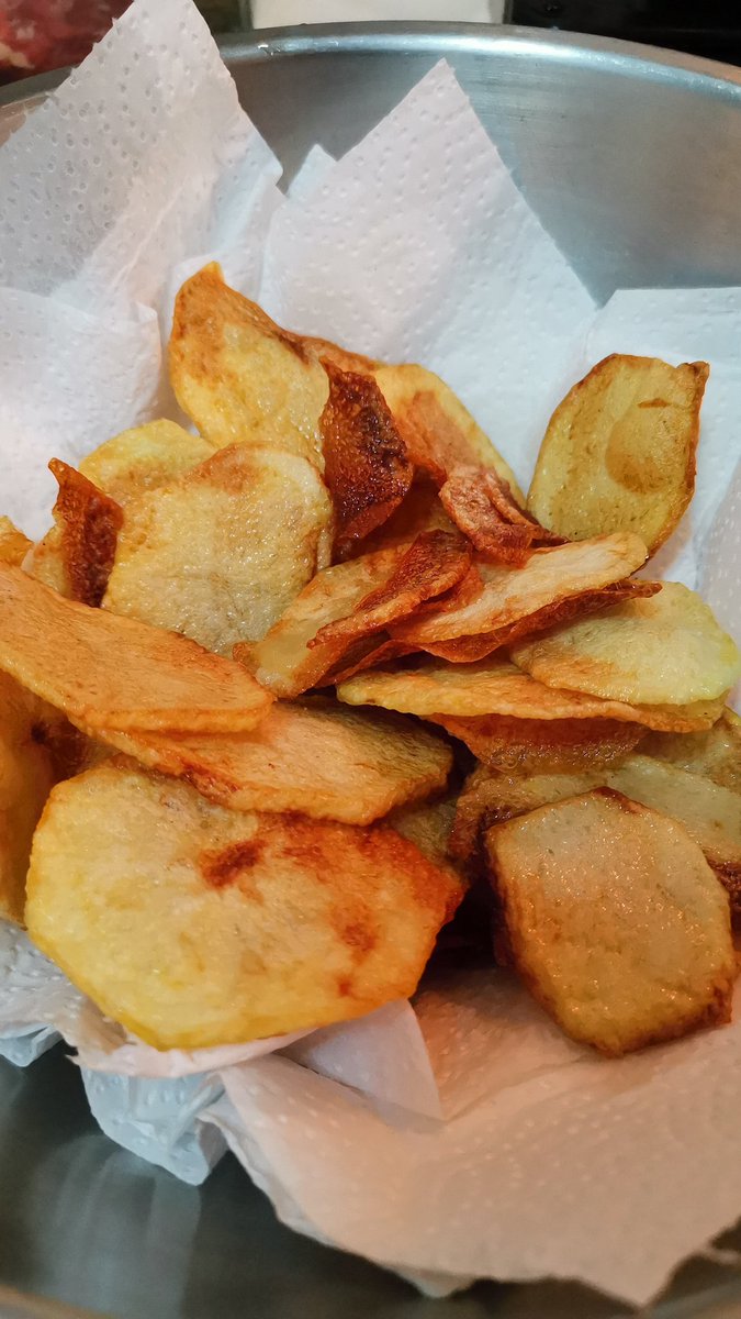 mrbasstian's tweet photo. Mis primeras #PapasFritas no sabía que esas las lays eran papas en la freidora. Quien iba a pensarlo #PapasChips https://t.co/fNCjiAbtLO