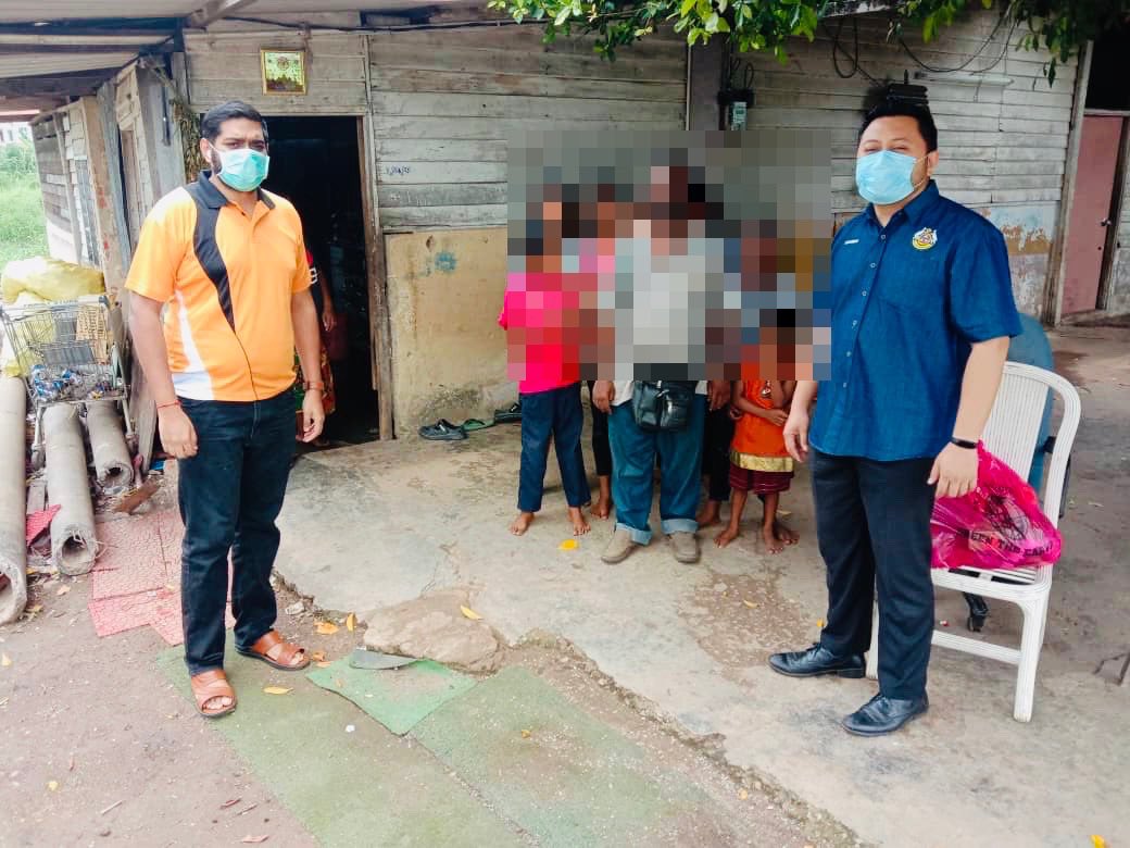 dhanesh2304's tweet photo. Did our small contribution for the  needy people in Melaka. This pandemic has taught us the importance of sharing a 🎂 with everyone. #miycmelaka @ridhwanali https://t.co/Hy0YQYAF7u