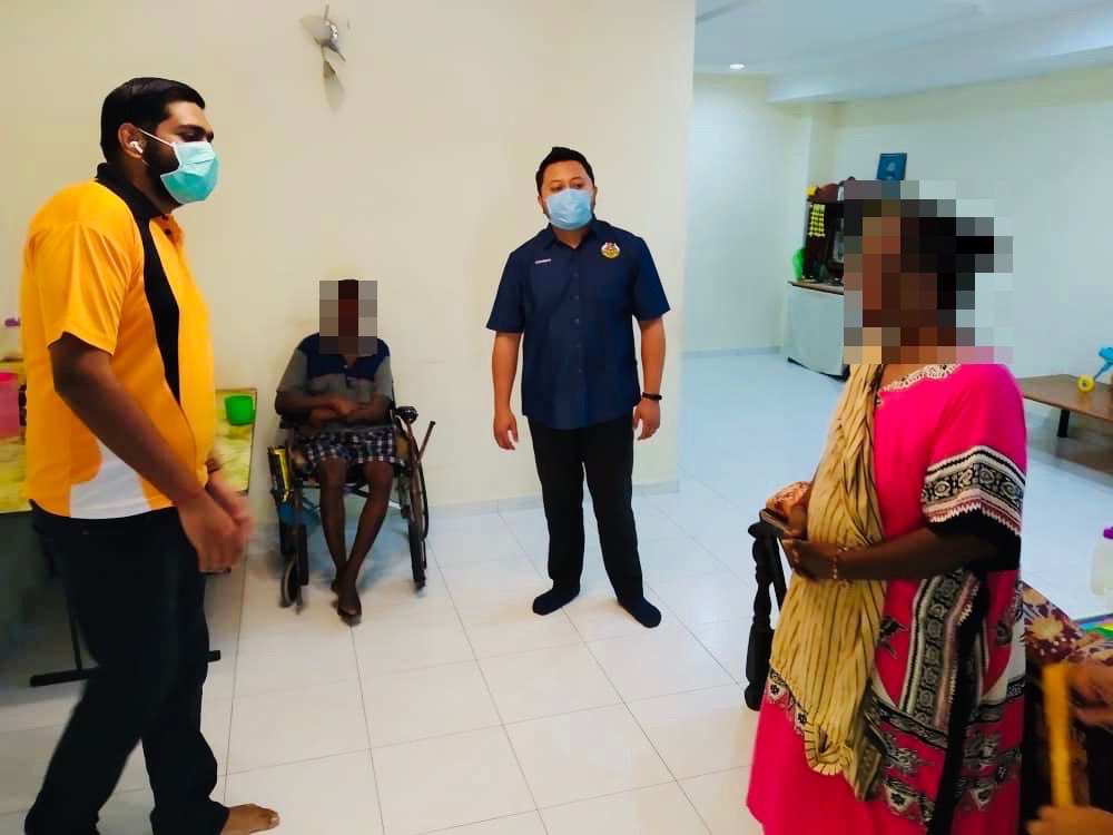 dhanesh2304's tweet photo. Did our small contribution for the  needy people in Melaka. This pandemic has taught us the importance of sharing a 🎂 with everyone. #miycmelaka @ridhwanali https://t.co/Hy0YQYAF7u