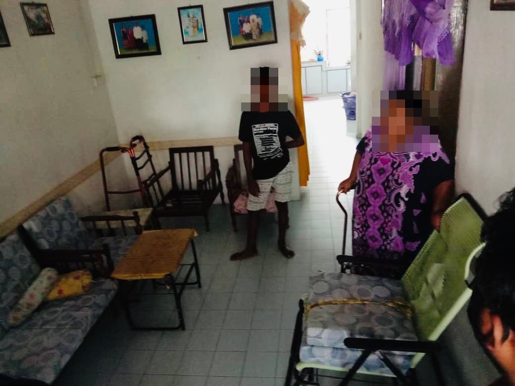 dhanesh2304's tweet photo. Did our small contribution for the  needy people in Melaka. This pandemic has taught us the importance of sharing a 🎂 with everyone. #miycmelaka @ridhwanali https://t.co/Hy0YQYAF7u