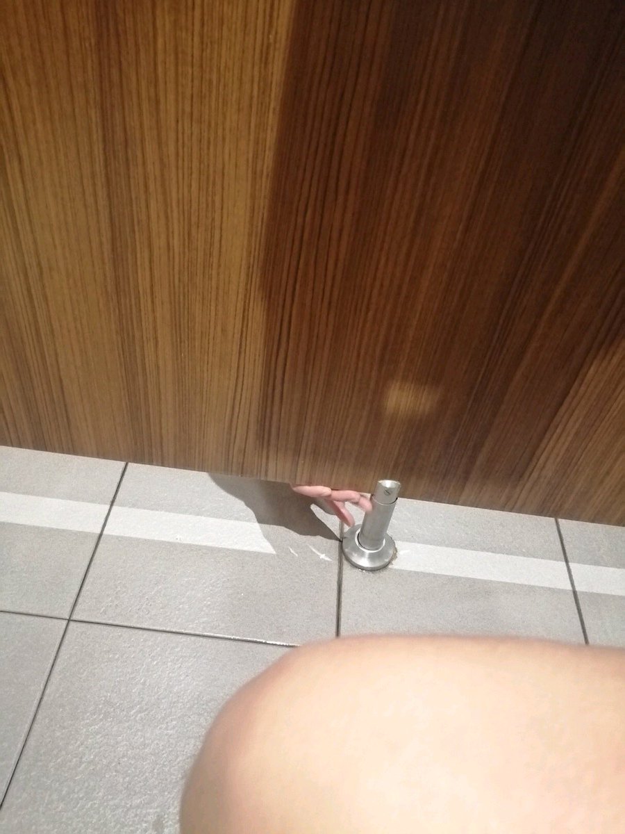 Menwear5's tweet photo. cái loz què j zậy. đi toilet cũng ko yên nữa😱 muốn đụ tao hay j🤪 https://t.co/P5FVo0Kpth