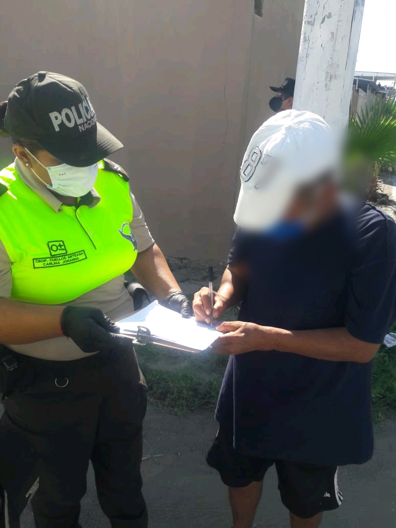PoliciaEcuador's tweet photo. En los operativos realizados en diversos puntos del #DistManta, #Manabí, con el fin de que se respete el #ToqueDeQueda, han sido sanciondas 26 personas. 

#TrabajamosPorTuSeguridad 
#QuédateEnCasa https://t.co/49BIuiuNTI