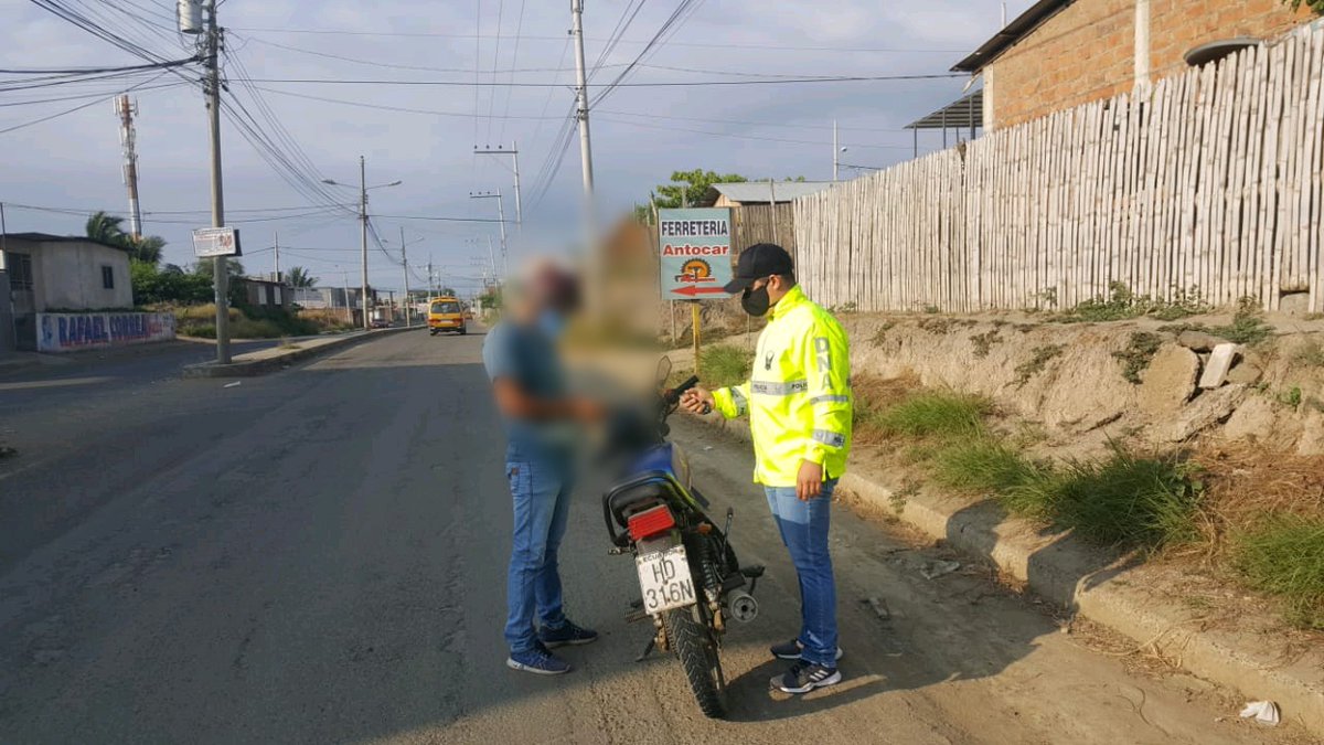 PoliciaEcuador's tweet photo. En los operativos realizados en diversos puntos del #DistManta, #Manabí, con el fin de que se respete el #ToqueDeQueda, han sido sanciondas 26 personas. 

#TrabajamosPorTuSeguridad 
#QuédateEnCasa https://t.co/49BIuiuNTI