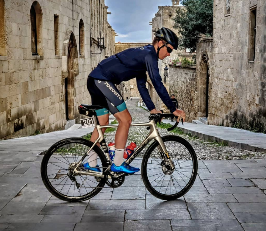 Holy moly! Canadian cyclist <a href="/Tsams94/">Travis Samuel</a> just broke the world record, riding 1008km in 24 hours on <a href="/GoZwift/">Zwift</a> 😱