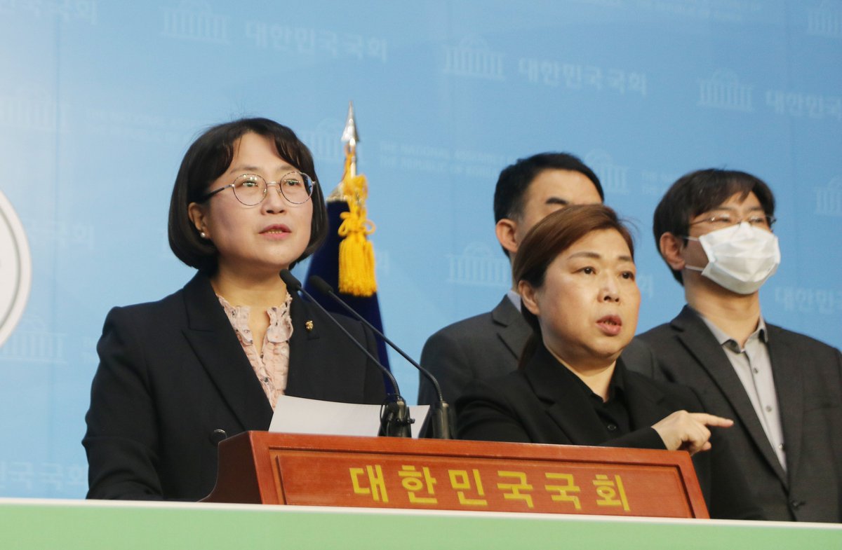 choojustice's tweet photo. 어제 국회 정무위에서 인터넷전문은행법 개정안이 찬성 10인, 반대 2인, 기권 2인으로 통과됐습니다. 그 자리에서 법안에 대해 반대토론을 하고 반대표를 던지면서 참담하고 부끄러운 마음을 금할 길이 없었습니다. https://t.co/MA0TIwBkP9 https://t.co/hjNcEywGYJ