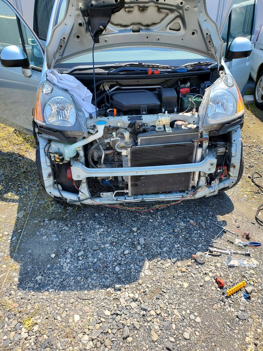 りゆう 今日も休み 駐車場で新しく来た車のお世話をしてます 今日は純正のホーン から立派な そしてライフから鳴らされたとは思えない不釣り合いなホーンに交換 アリーナホーンしってるかな 普通のホーンはプップって音するけどこれは新幹線みたい