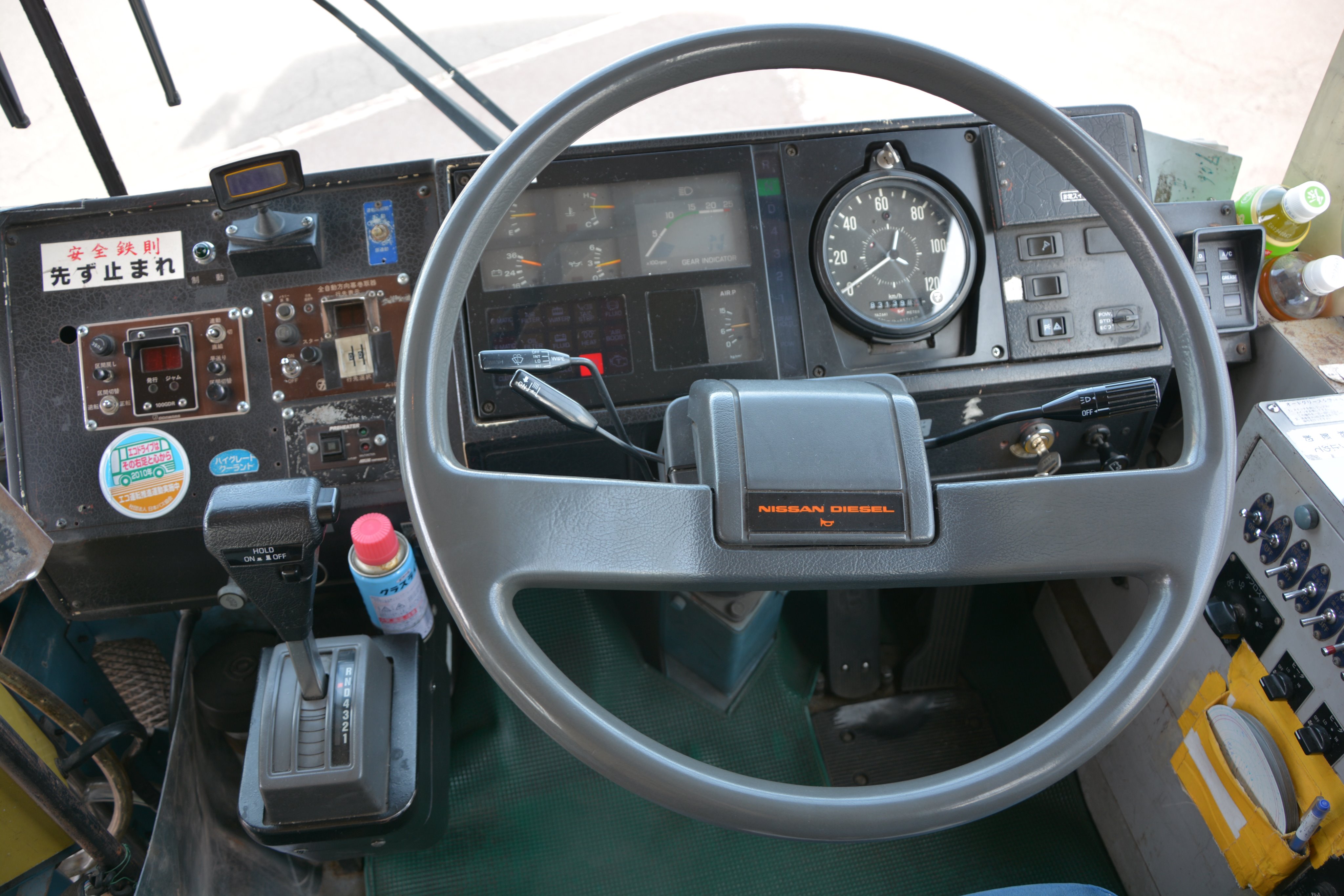 Almera Tino Twitterissa 機械式オートマチック トランスミッションｅ ｍａｔｉｃ搭載車 乗用車ならｏｄ のｏｎ ｏｆｆになるところ こちらはホールドボタンになっています 大型車のトルコンのように減速に合せてシフトダウンしないので 動き出してしまえば快適で