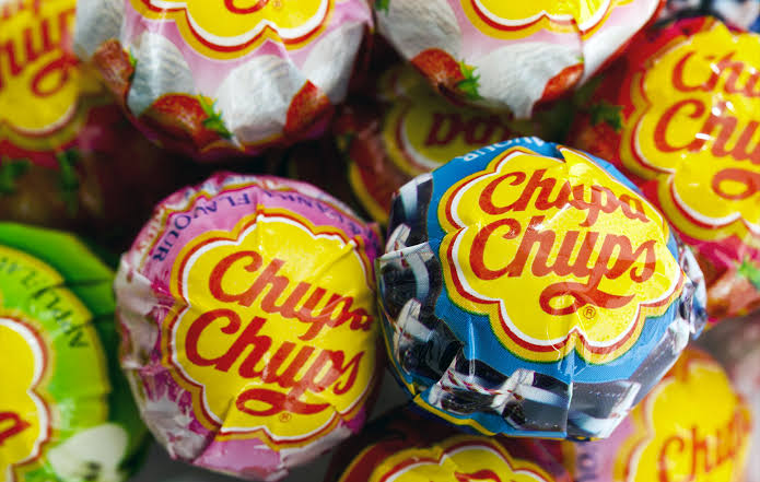 96. Logo permen lolipop Chupa Chups yang terkenal itu didesain oleh Salvador Dalí pada tahun 1969. Dia kekeuh menempatkan logo tersebut di bagian atas permen sehingga mudah dilihat (dan karenanya diingat) oleh pembeli.