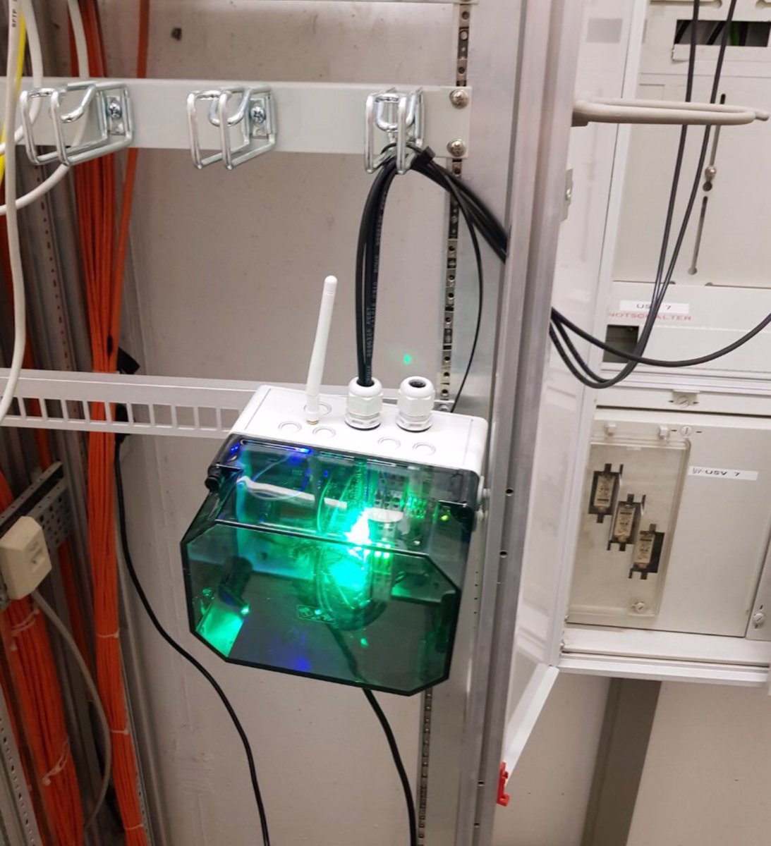 morpheusde's tweet photo. Node 3 wie er heute noch im Einsatz ist, der Montageort ist jetzt besser gewählt, Bild 2 zeigt die ersten Messwerte und Bild 3 die grafische Darstellung der Messwerte (aktuell) diese Software stammt nicht von mir. #LoRa #Node #zenneriot parallel dazu gab es schon Node 4 :-) https://t.co/U6dOQQiDpY