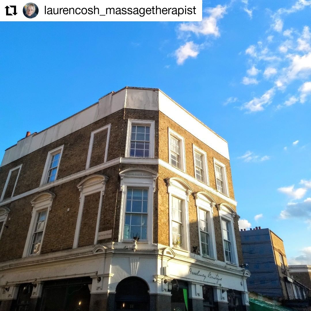 LeadandBall's tweet photo. SUNNY + SKIES They are out there and we will be soon. #leadandball #urbanlondon #sunnyskies https://t.co/6kTO5nTPo9