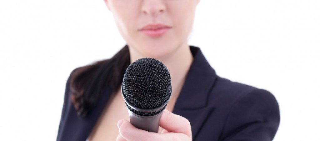 Включайте ваши микрофоны. Интервью. Микрофон в руке. Включи микрофон. Караоке фон.