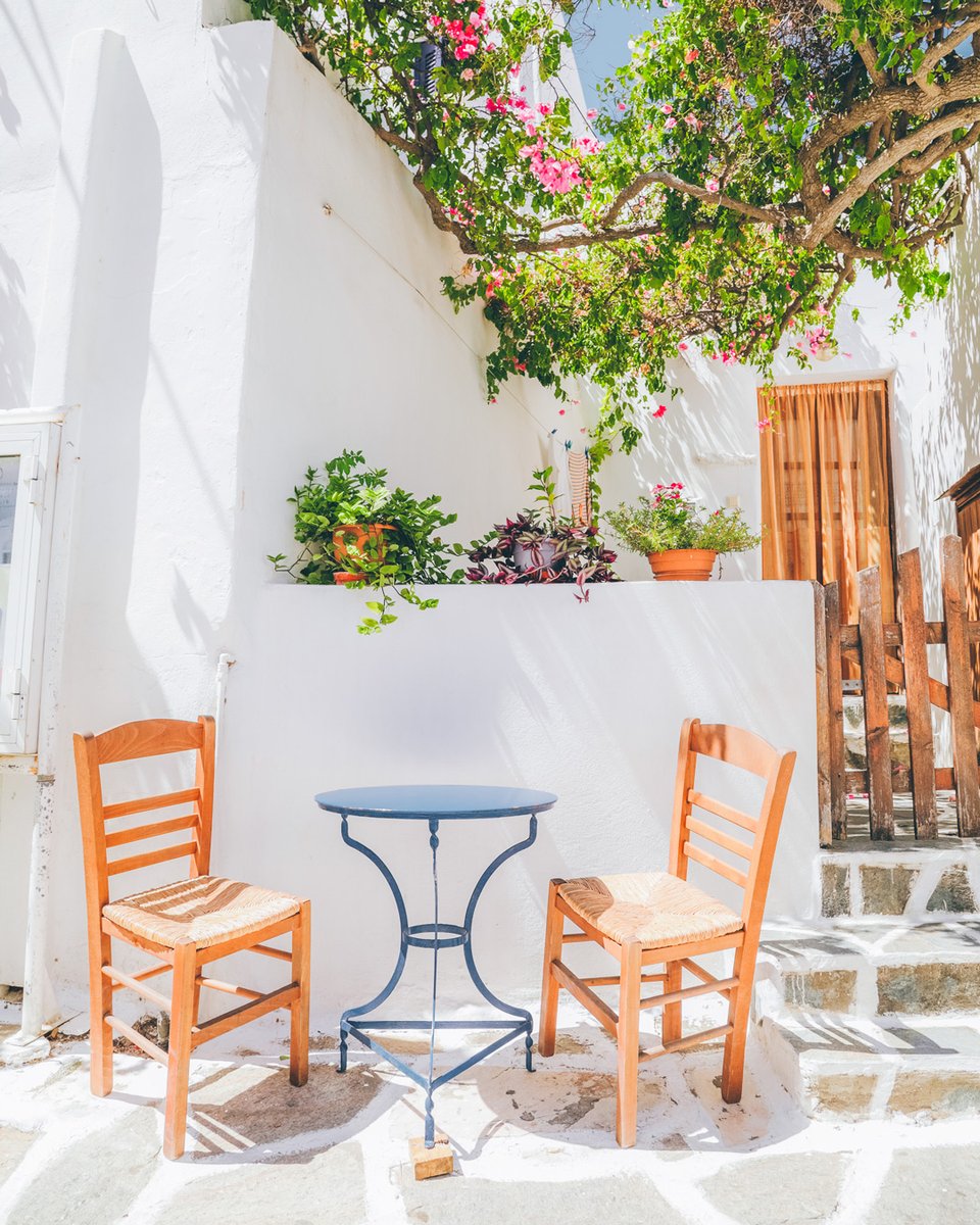 DiscoverGRcom's tweet photo. There’s something so uplifting about knowing there are places you feel safe to dream about simpler times. So if you can’t be in a village on a Cycladic island right now, dreaming about being there is a good start! 😍 #DiscoverGreece #DreamAway

📍 Paroikia village, #Paros. https://t.co/tDH47YeA7U