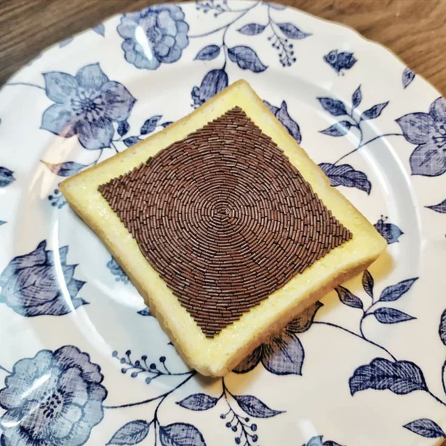 Ik verveel me niet tijdens de #IntelligenteLockdown. 
Ik vind het gewoon plezierig als de hagelslag een beetje netjes op m'n boterham ligt.