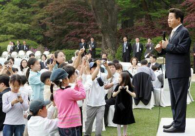 2005년 오늘(4월29일) 노무현 대통령은 청와대 출입기자 가족들을 청와대로 초청, 만찬을 함께 했다.