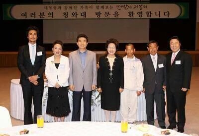 2006년 오늘(4월29일) 노무현 대통령, 맨발의 기봉이 관람 발언 
"(장애인 정책에 관해)공개적으로 약속하고 그 약속에 압력을 받고, 공개적으로 부담을 갖는 과정이 한정된 자원을 나눠 써야 하는 국가 처지에서는 꼭 필요합니다."