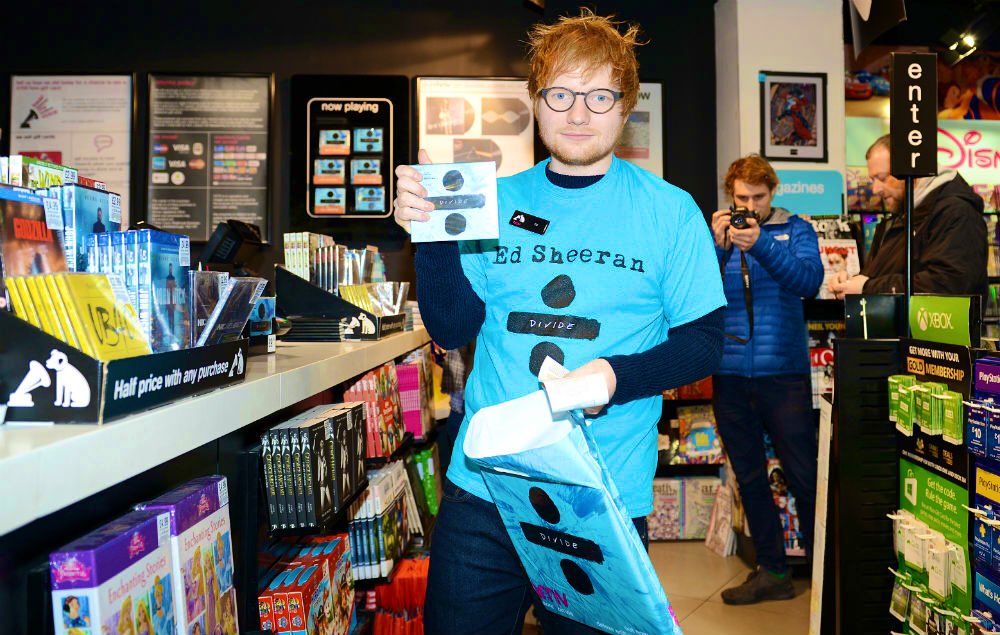 AnnMariSheerio's tweet photo. #StayInWithEd Challenge Day 29
Ed wearing blue ๐๐๐ https://t.co/xJw2nQ8Z6f