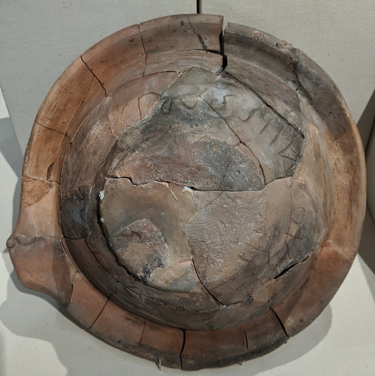 HawkeJon's tweet photo. Found at #Burrium #Usk.

Mortarium #food-mixing #bowl insrcribed before firing.

'Mixing bowl for the mess unit of Messor'

Mid 1st Century AD. #romanbritain #RomanArchaeology #Archaeology #pottery #Wales #RomanArmy #Soldiers https://t.co/7oLI4ZopUl